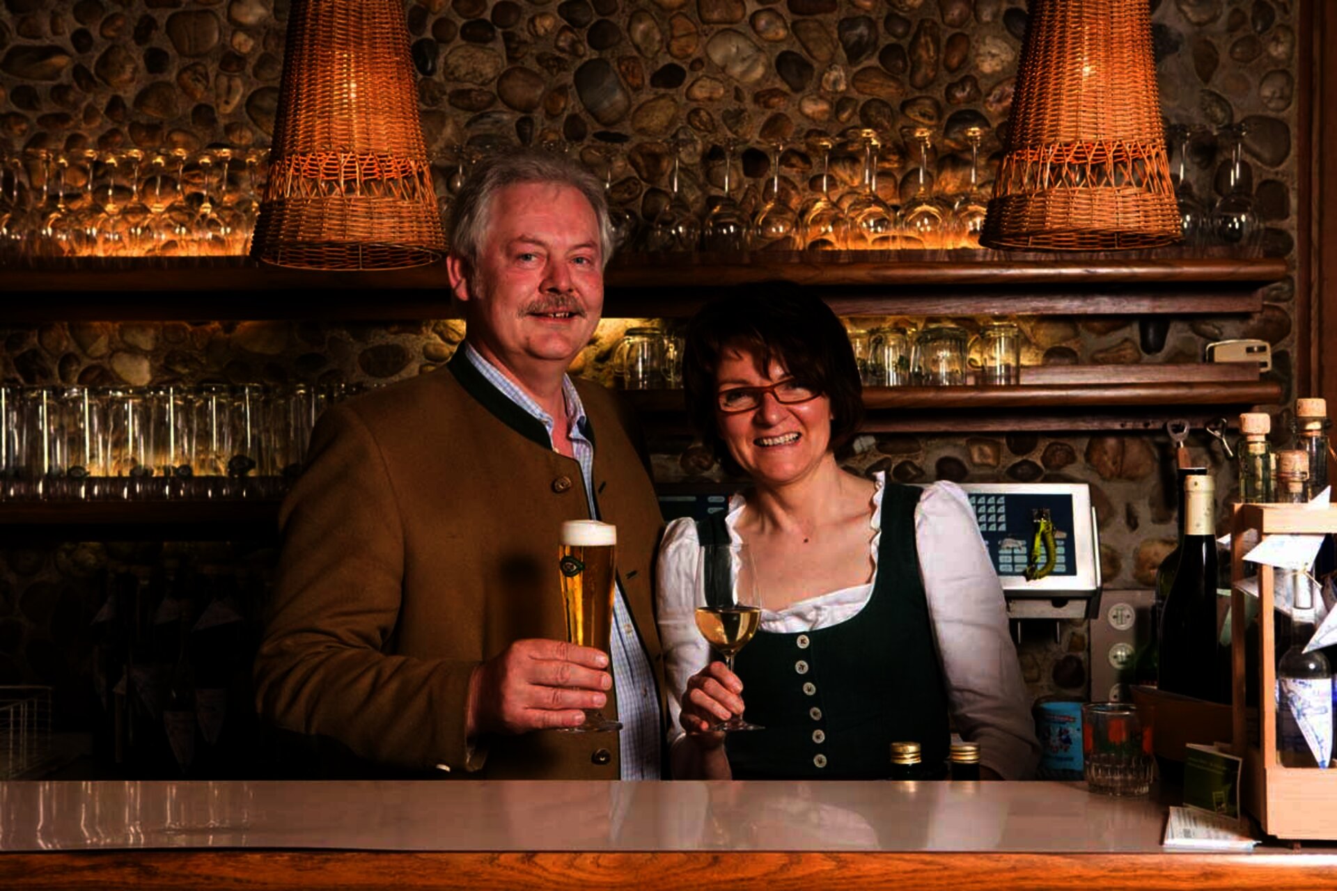 Karl und Paula Langmayr Foto von Karl und Paula Langmayr, mit Getränken in der Hand hinter einer Bar stehend
