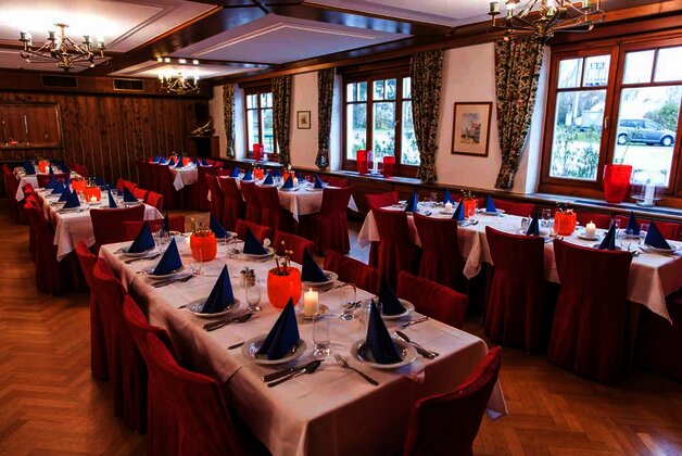 Veranstaltungen und Feste im Landgasthof Dieplinger feiern Gedeckte Tische mit roten Hussen und Tischdecken in einem Saal